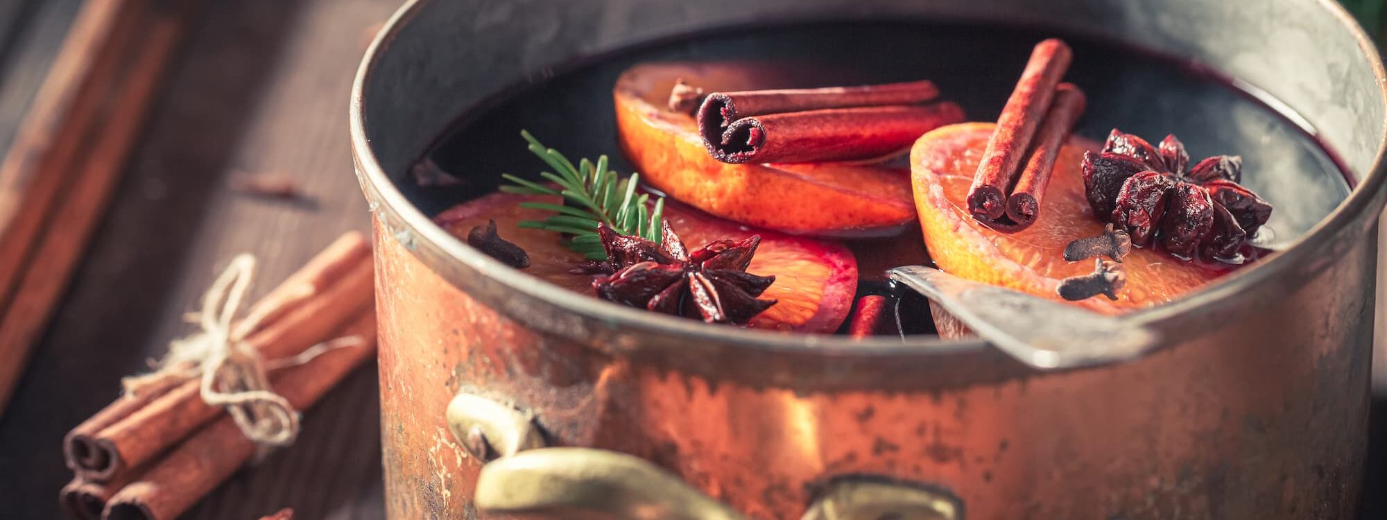 VIN CHAUD 2000X750 | Vins d'Alsace Bernard Haegelin Le vin chaud : quelle recette maison avec les vins de la cave ? Wittelsheim