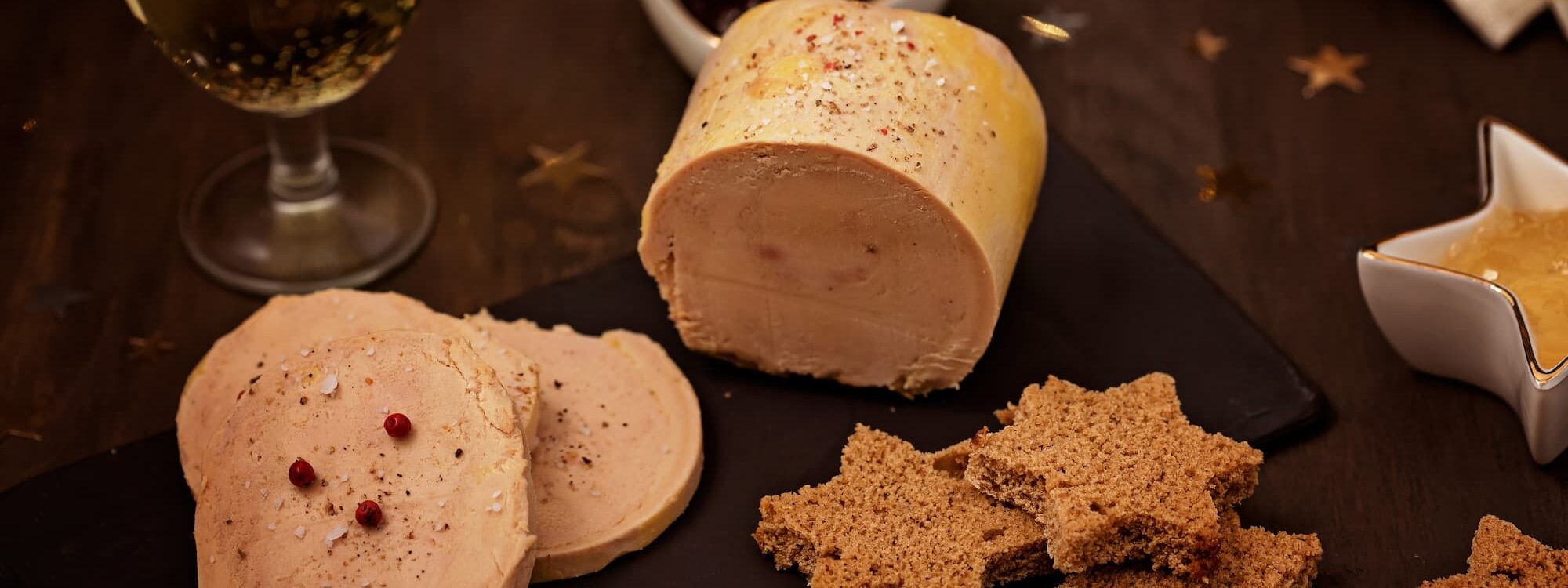 FOIE GRAS VIN 2000X750 | Vins d'Alsace Bernard Haegelin Gewurztraminer et foie gras : pourquoi ce duo est une tradition de Noël ? Wittelsheim
